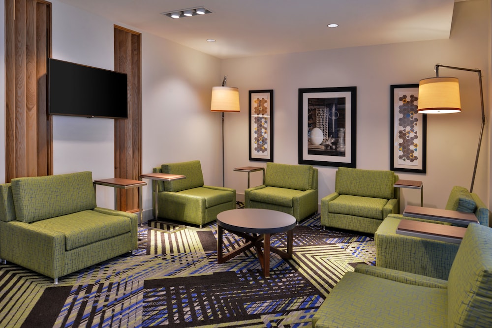 Holiday Inn Express Suites Marshalltown 35/48