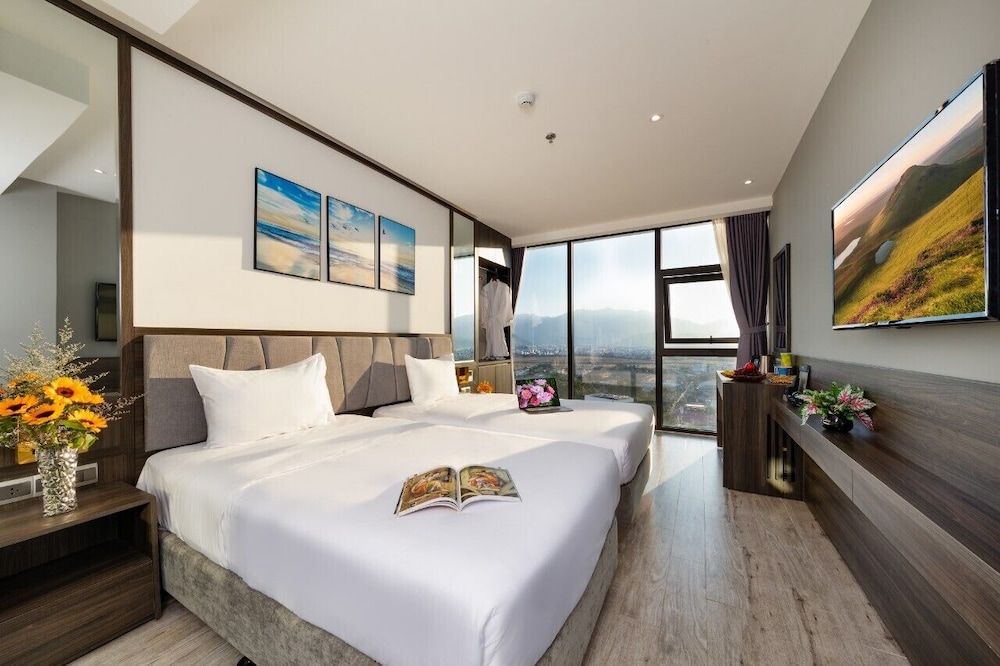 DELUXE, DOUBLE OR TWIN BED, CITY VIEW