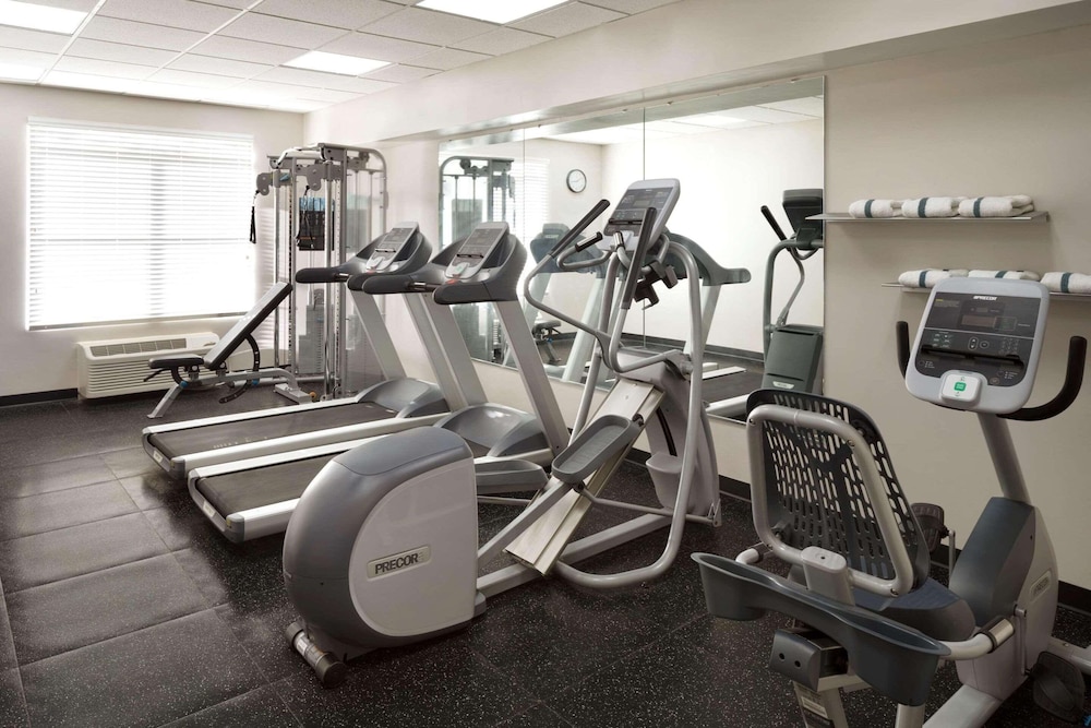 Country Inn & Suites by Radisson, Camp Springs (Andrews Air Force Base), MD 21/26