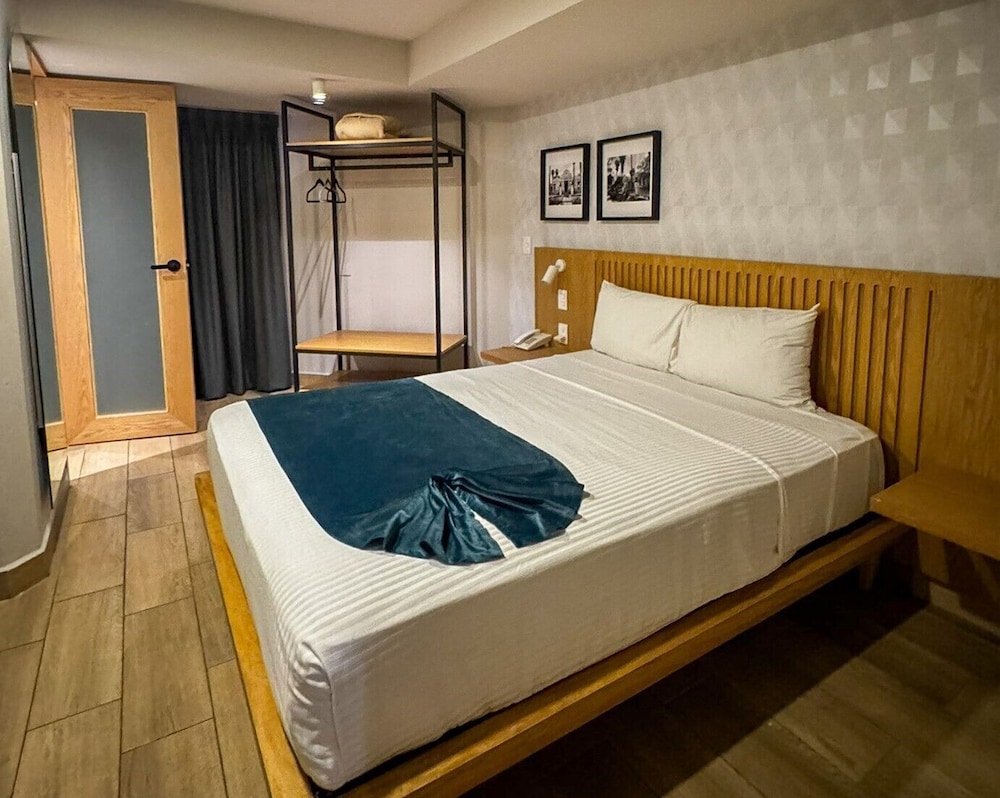 DELUXE, DOUBLE BED
