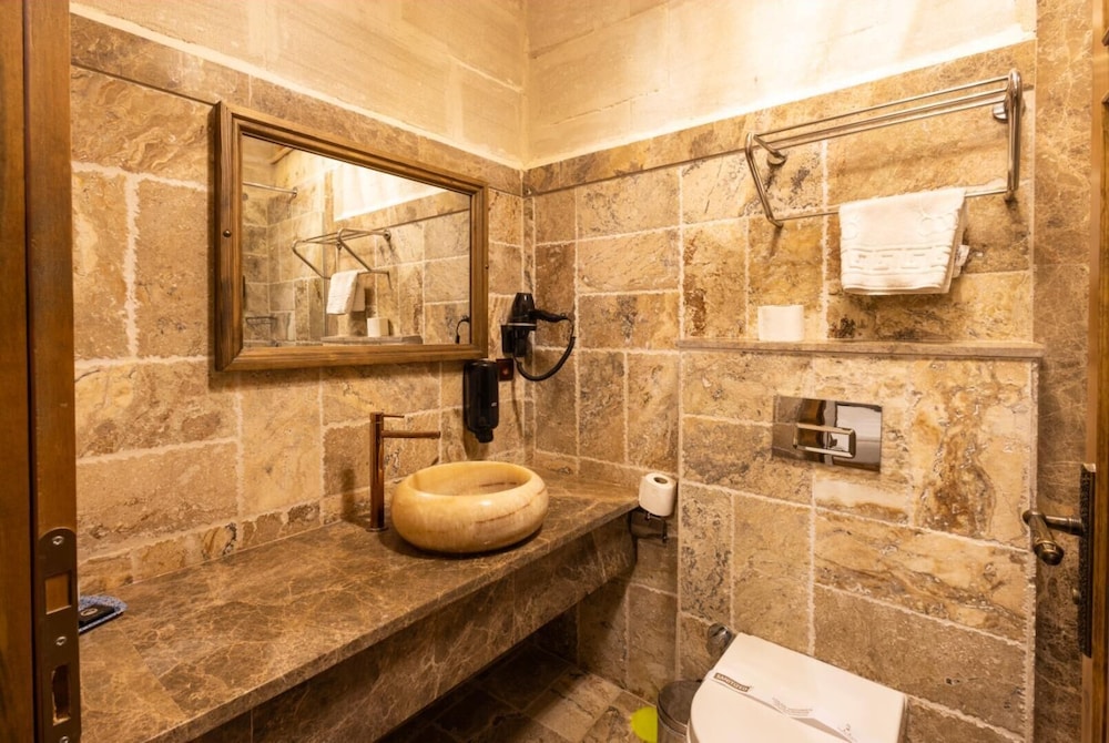 Noahs Ark Cave Hotel 49/50