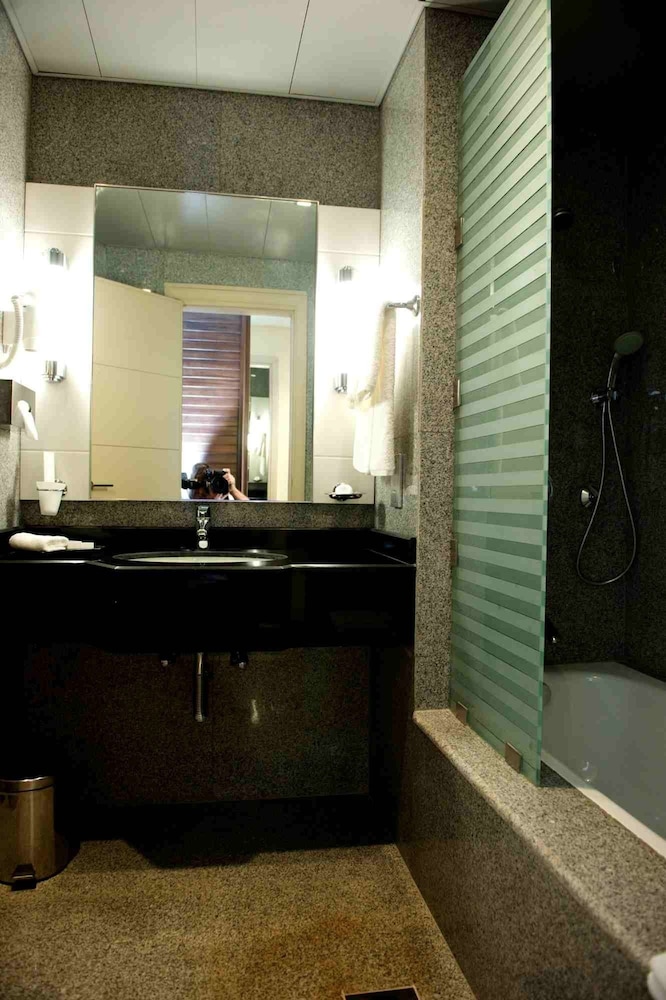 The Avenue Suites 46/46
