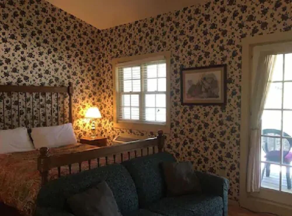 The Stowe Inn 24/64
