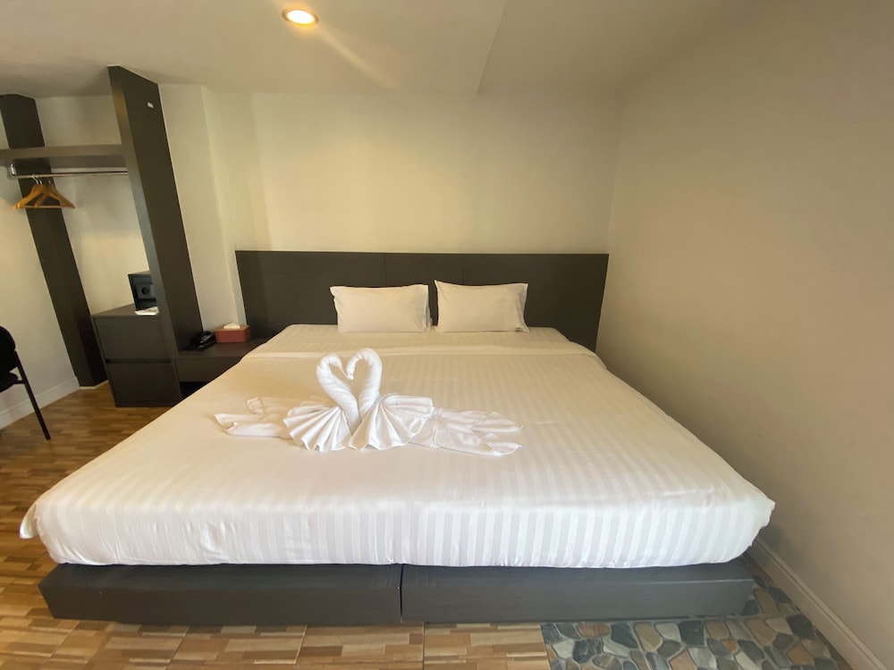 77 Patong Hotel & Spa 16/50