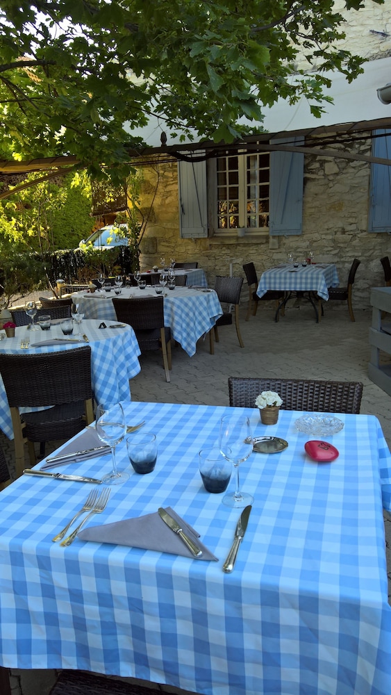 AUBERGE DE TAVEL 27/42