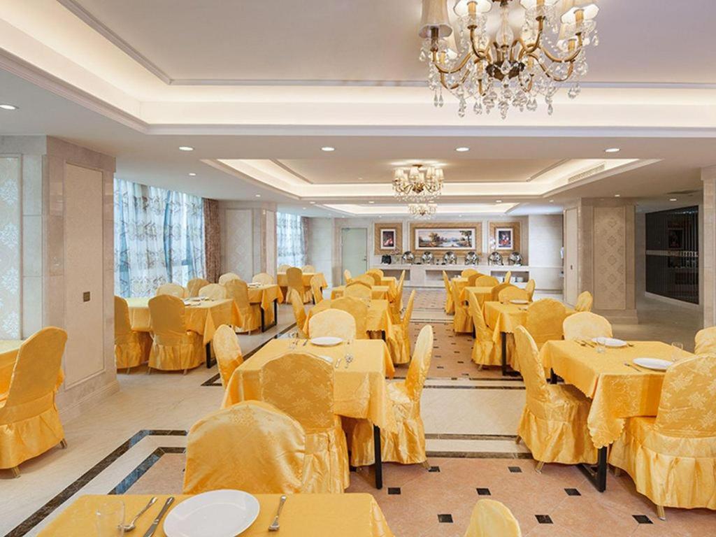 Vienna International Hotel (Huiyang Municipal Square) 38/43
