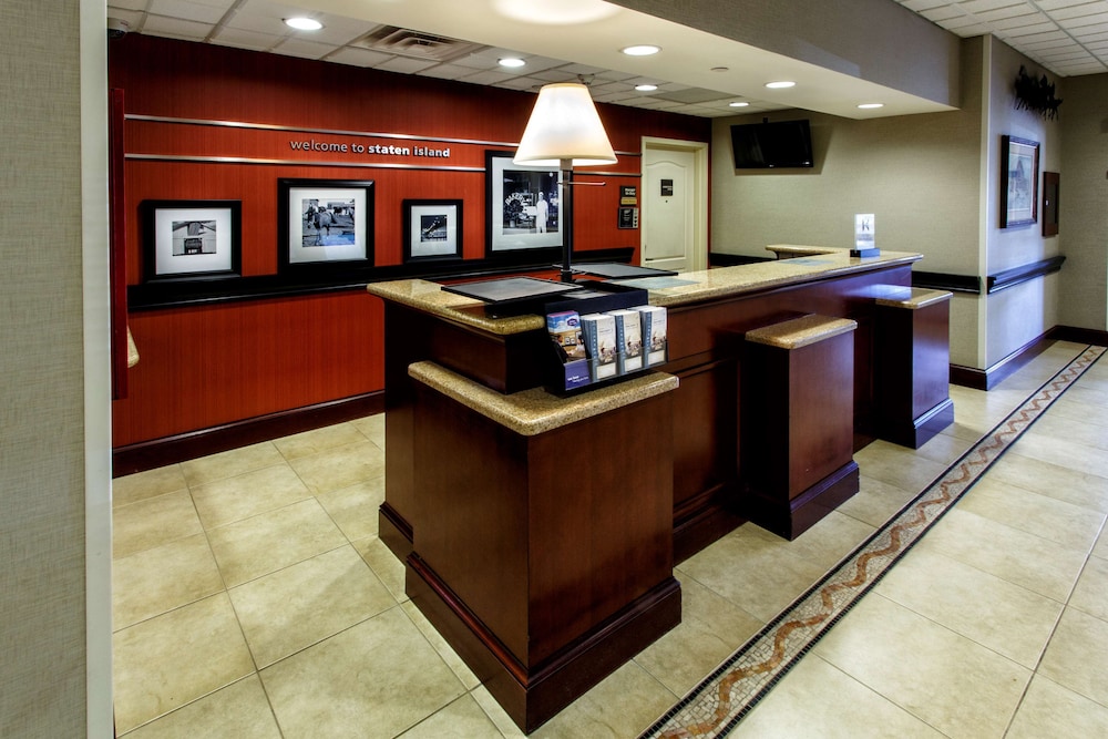 Hampton Inn And Suites Staten Island 9/41