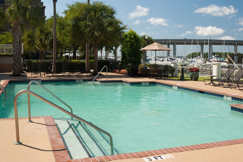 Courtyard Charleston Waterfront 24/49