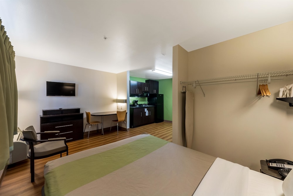 Super 8 by Wyndham Kenedy TX 14/26