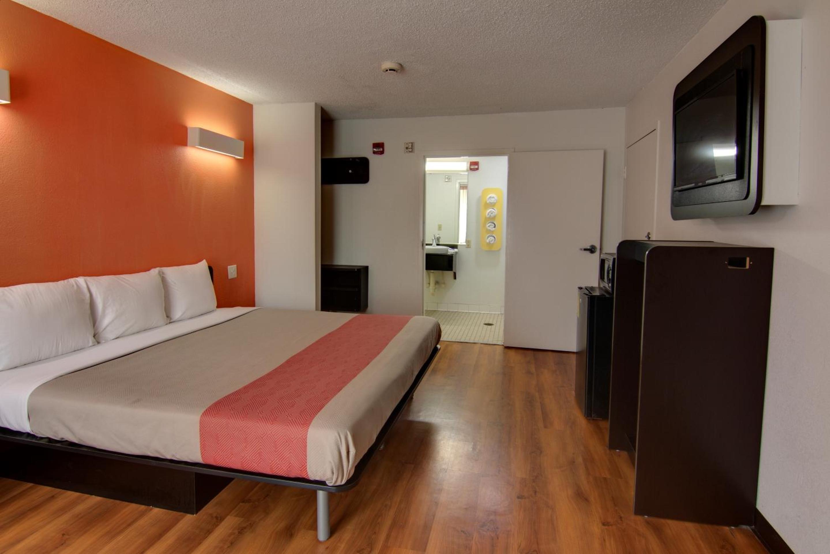 1 King Bed - Mobility Accessible RI Shower Nsmk