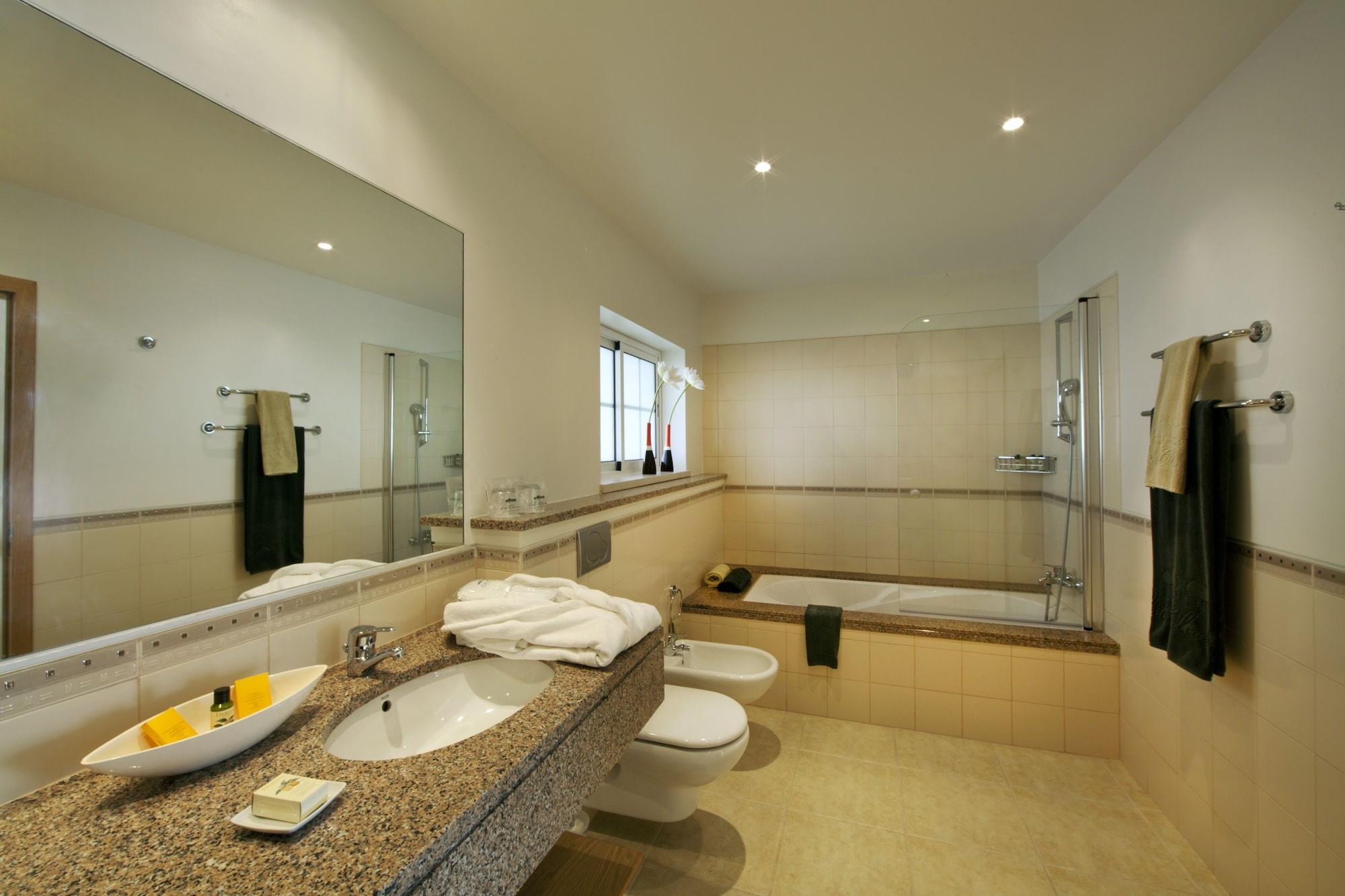 2 Bedrooms, Family, Apartment, King Bed, Pool Side، Vale D'oliveiras Quinta Resort And Spa 5/5