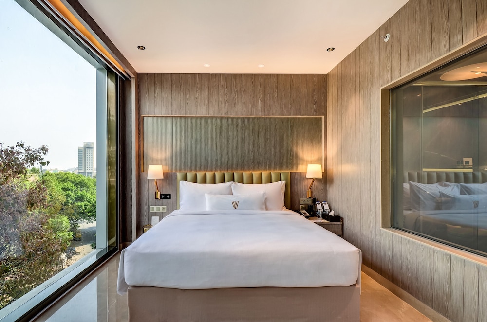 suite, city view
