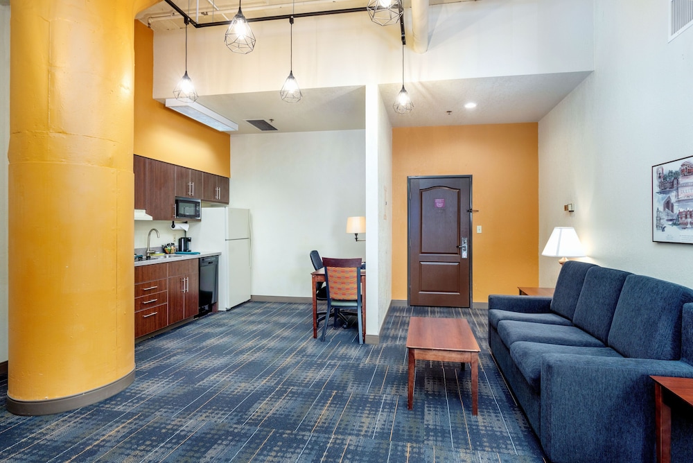 The Suites Hotel at Waterfront Plaza 31/50