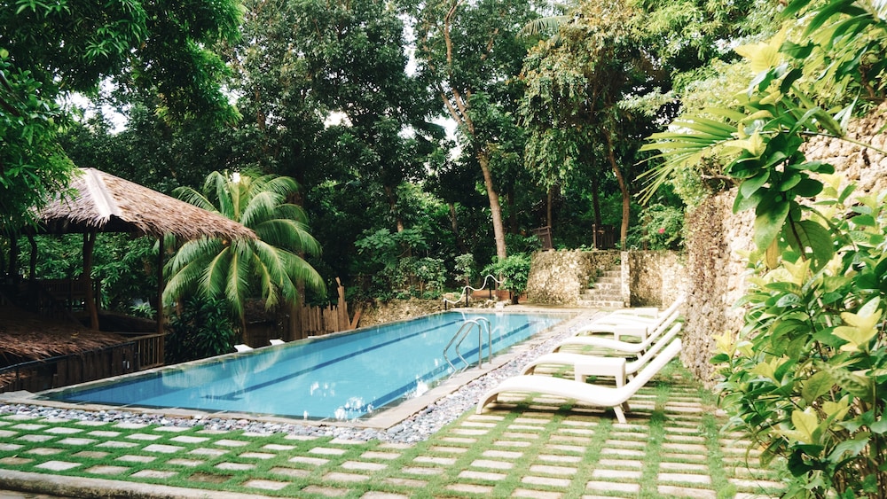 The Strand Boutique Resort 3/75