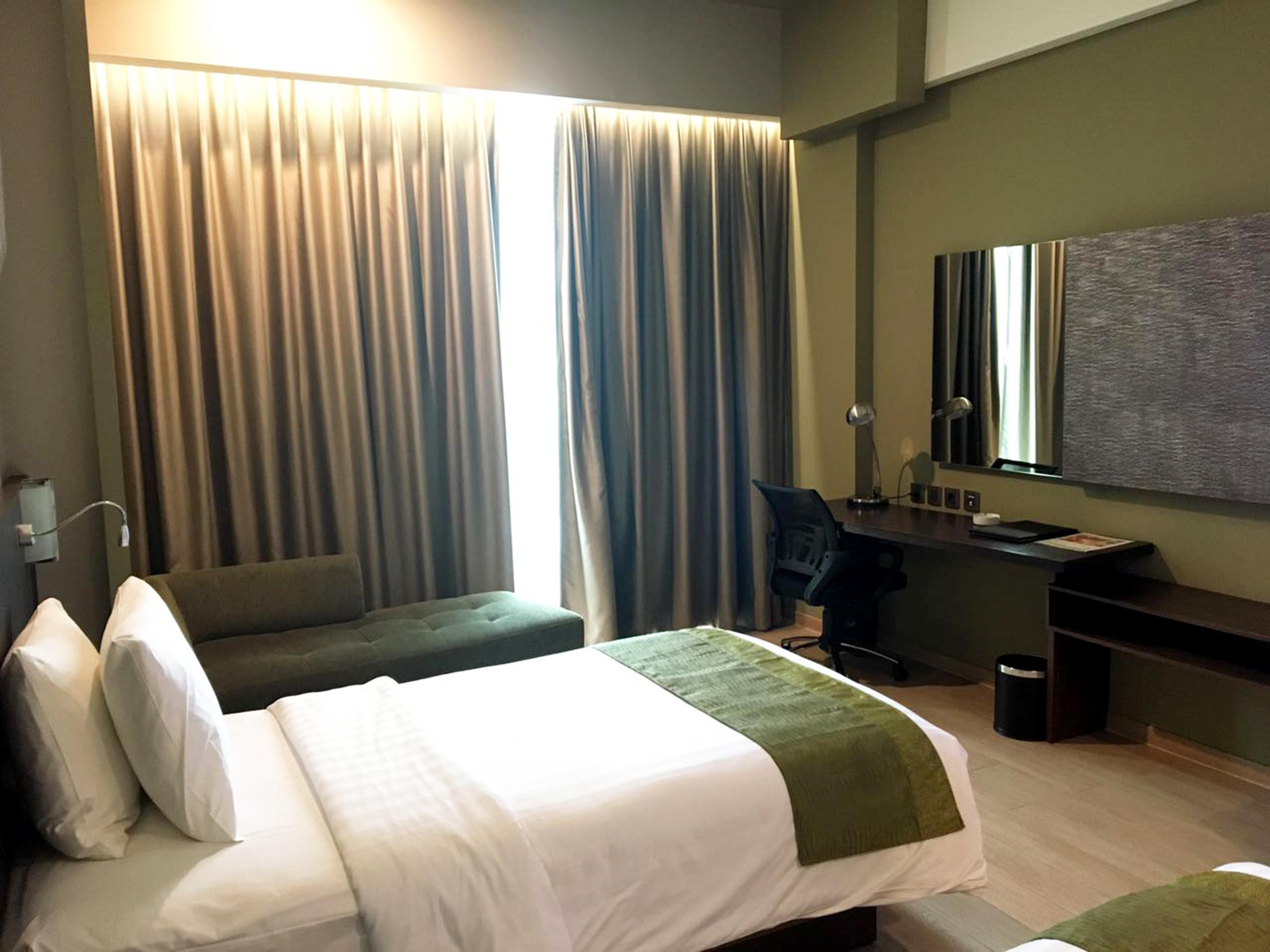 Room, Twin Beds, Pool View 7/10