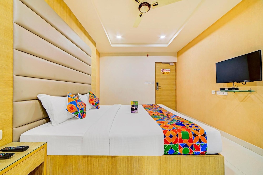 Oyo 14745 Veeraj Suites 15/50