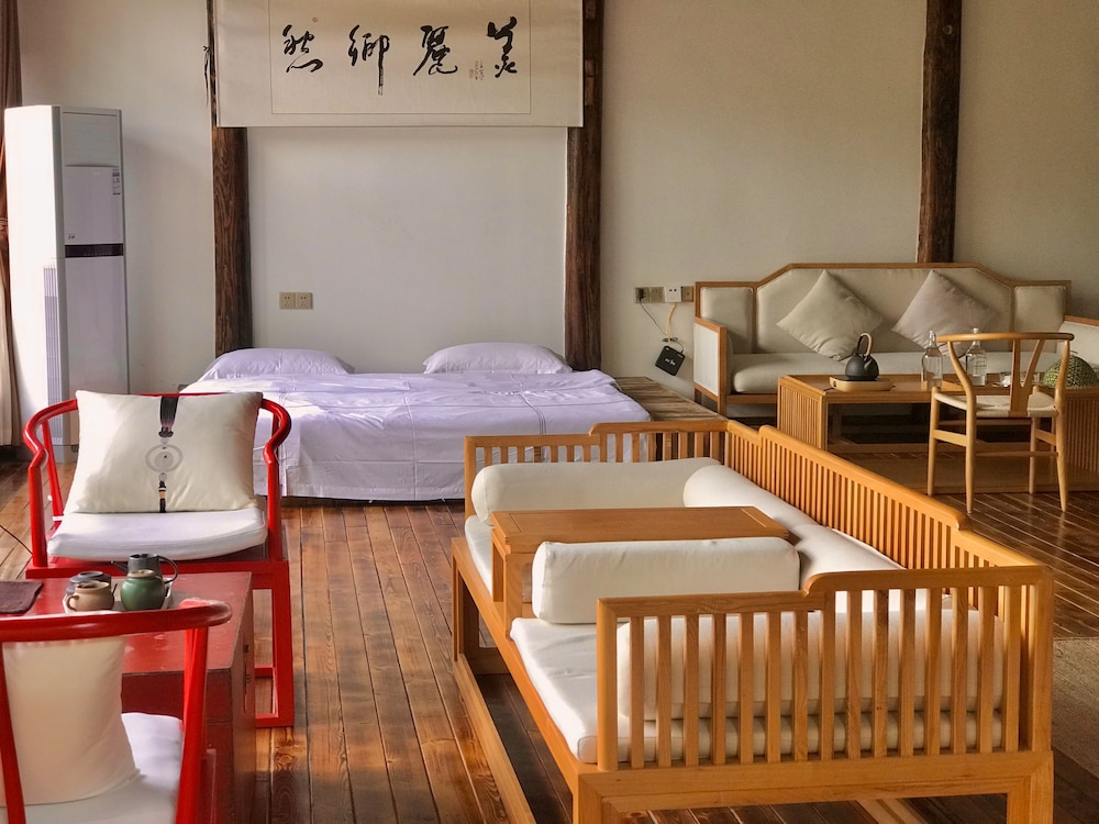 Theme, King and Queen Bed