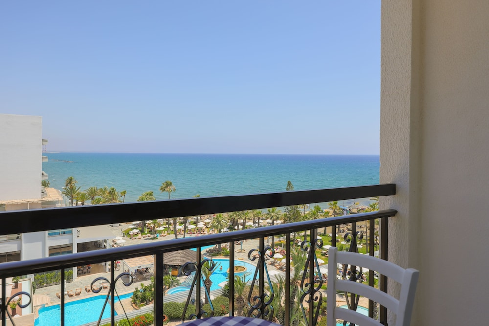 Sandy Beach Hotel & Spa 56/66