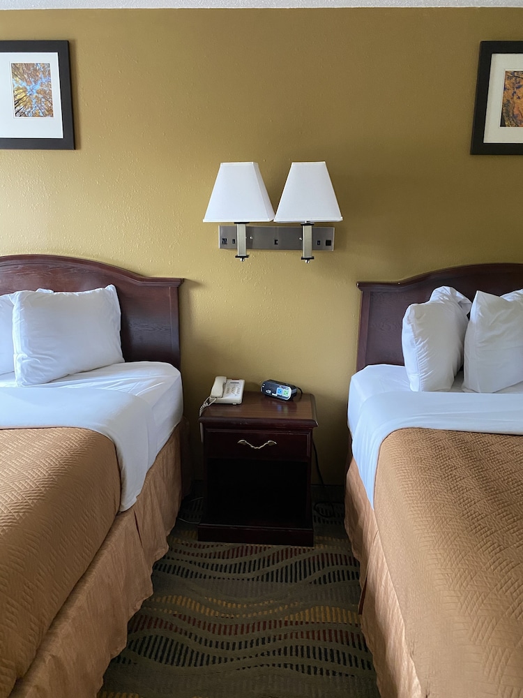 Travelodge by Wyndham La Porte/Michigan City Area 25/50