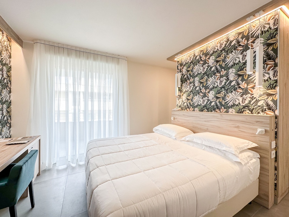 ROOM, KING BED, QUEEN BED, POOL VIEW, TERRACE