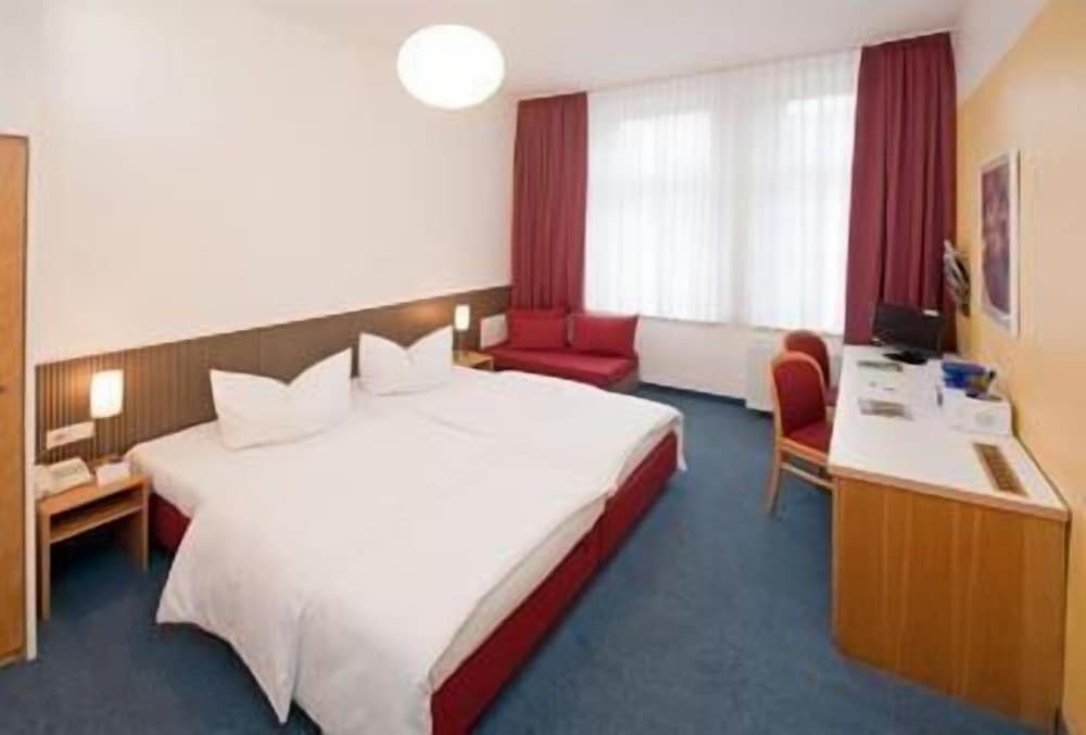 ROOM, DOUBLE BED