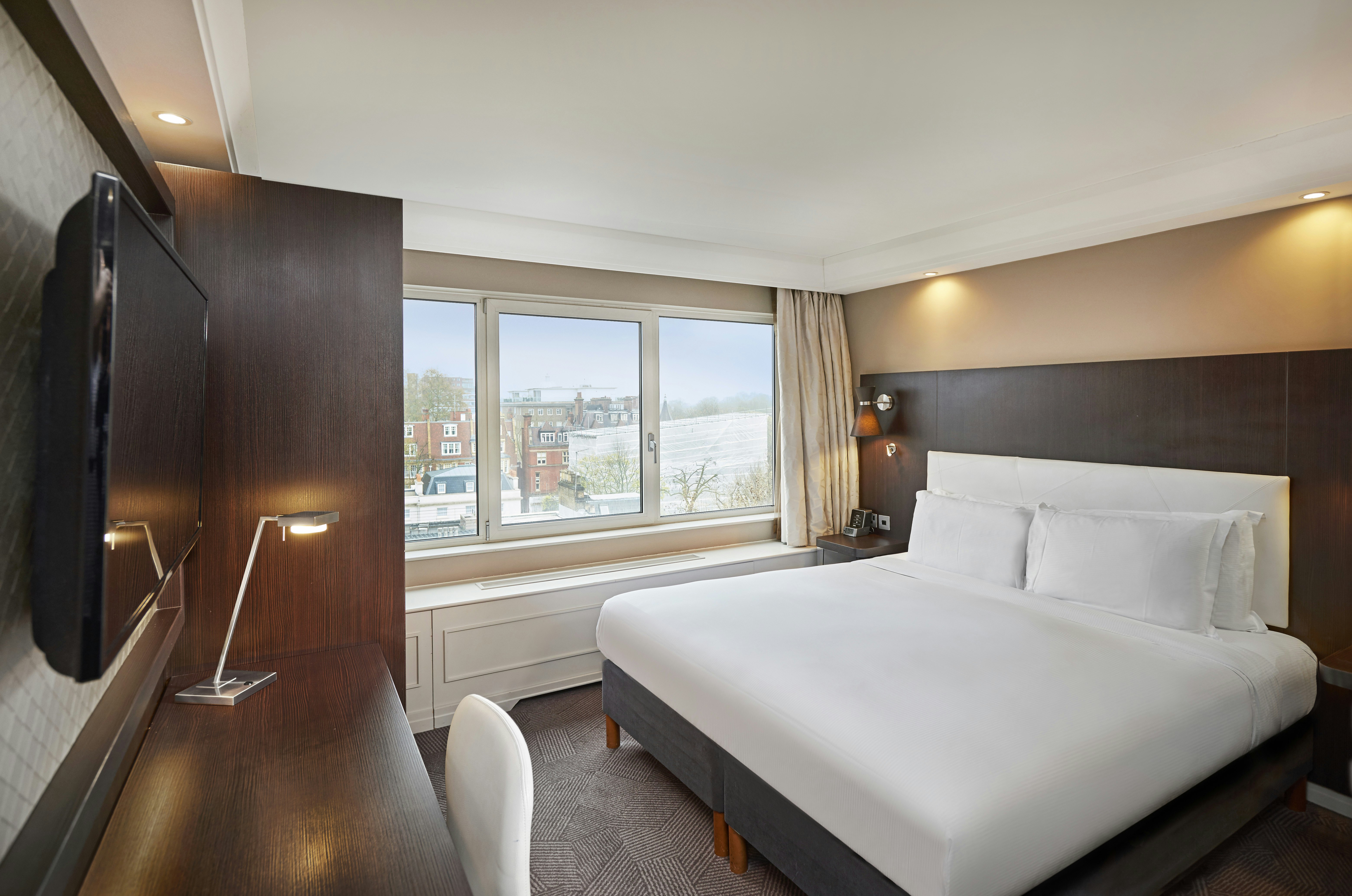 DELUXE, KING BED