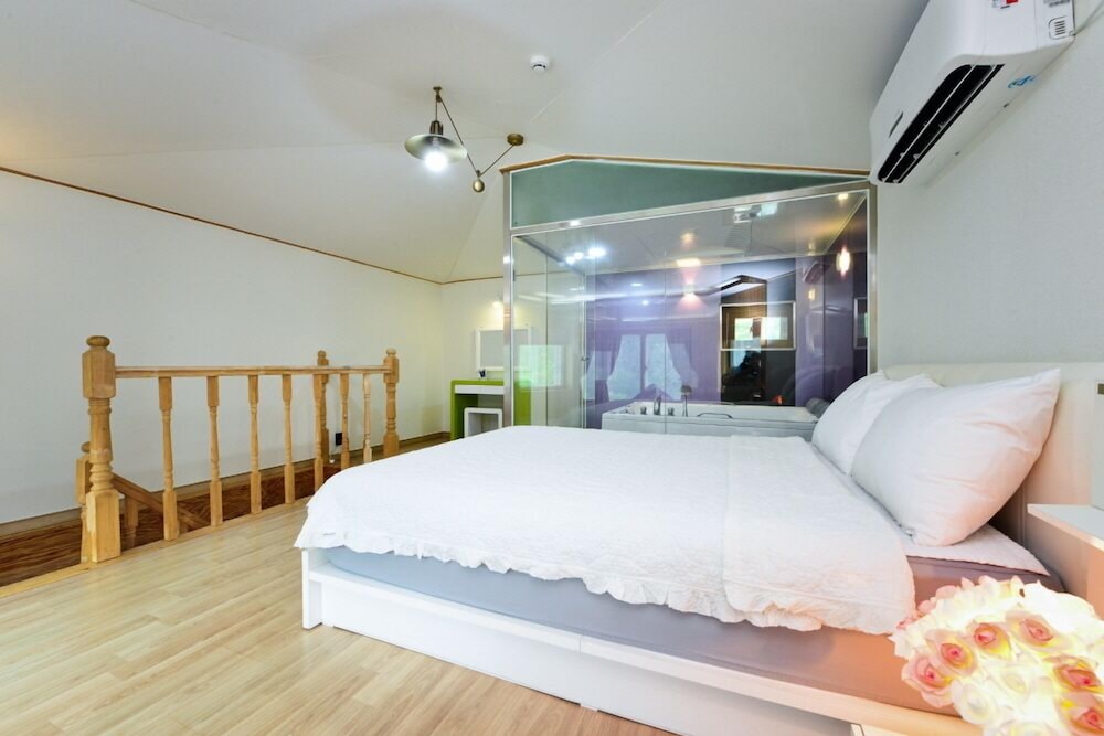 Gapyeong Camel Pension 11/50