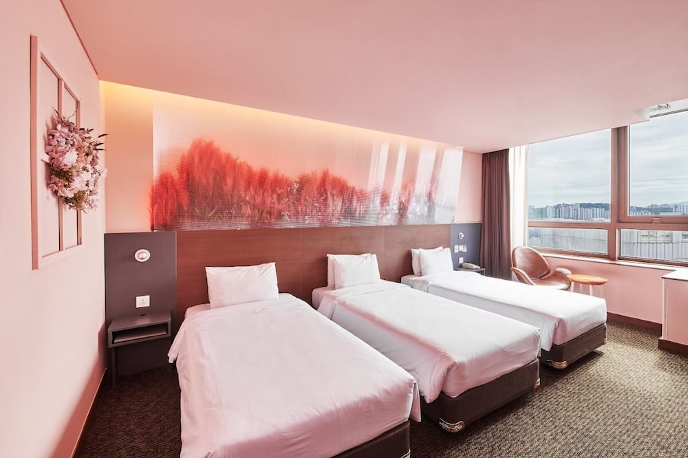 Dive In, Jiae Lee, Art Stay, Triple, 3 Beds