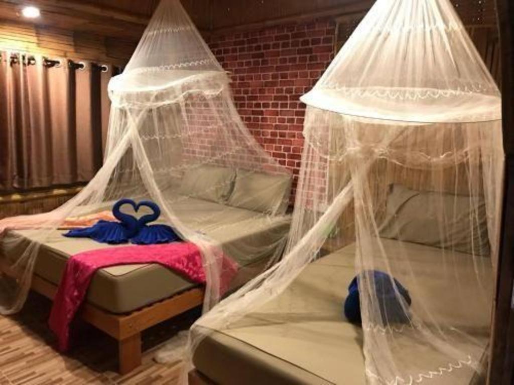 غرفة قياسية بسريرين منفصلين