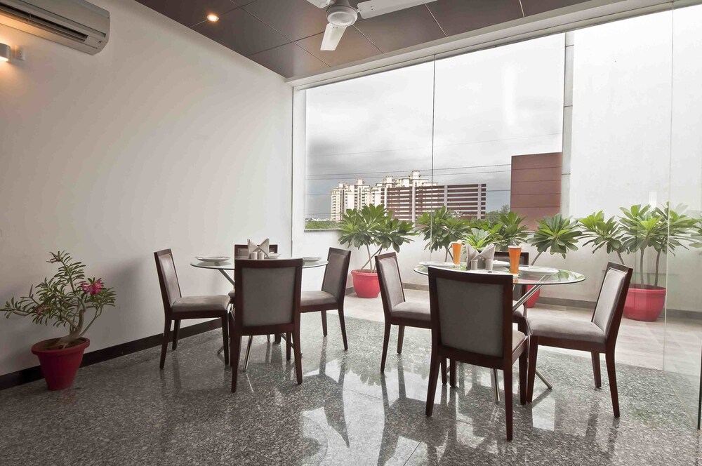 Stately Suites, Golf Course Road 52/58