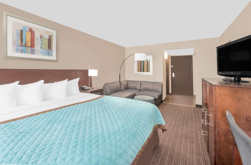 غرفة قياسية بسرير كينج مع أريكة، Wyndham Garden Midland 2/5