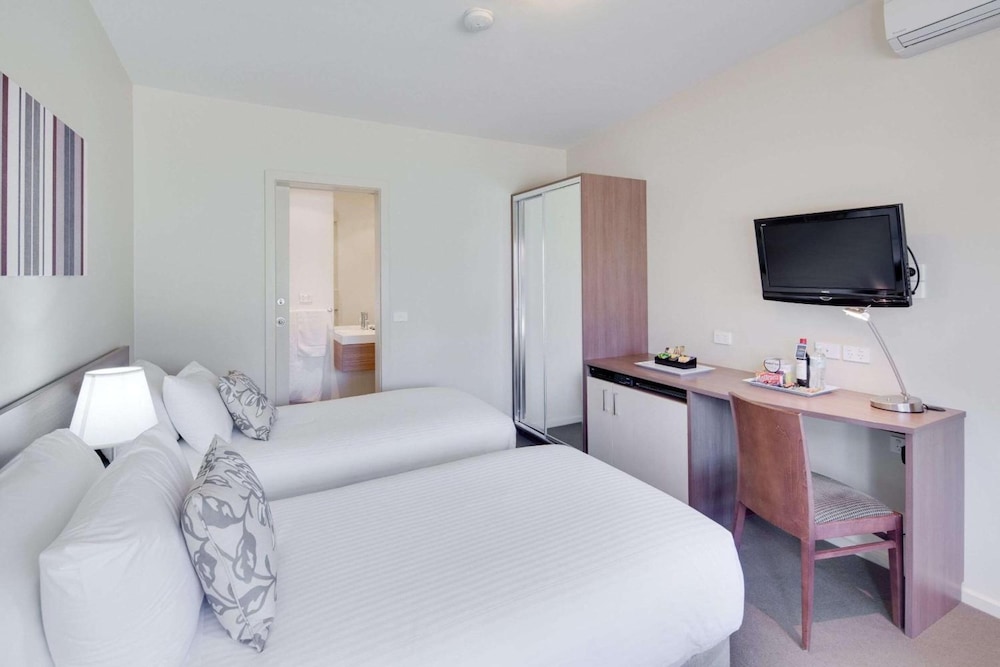 Drouin Motel 6/35