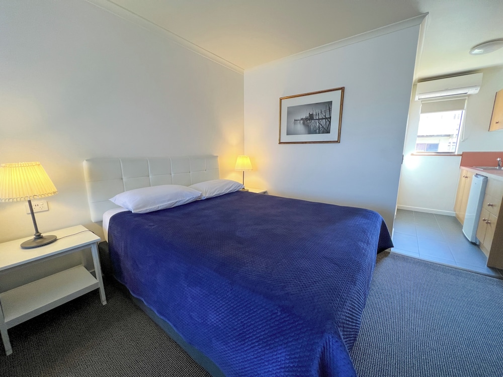 SUMMERHILL MOTOR INN 24/70