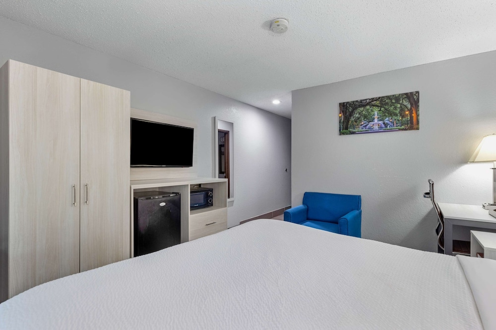 Days Inn by Wyndham Savannah Gateway I-95 11/27
