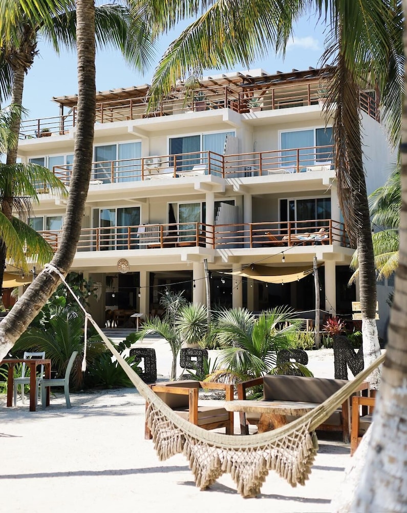 Noah Beach Hotel and Suites 3/55