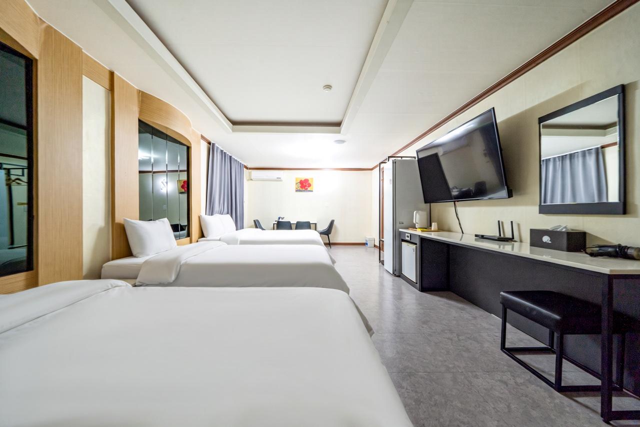 Family Suite, Standard, Single, 2 Bathrooms