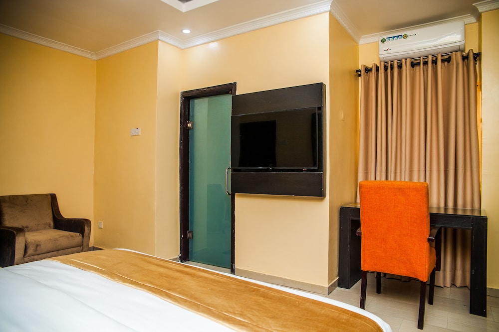 Cribville Hotel & Suites 11/41