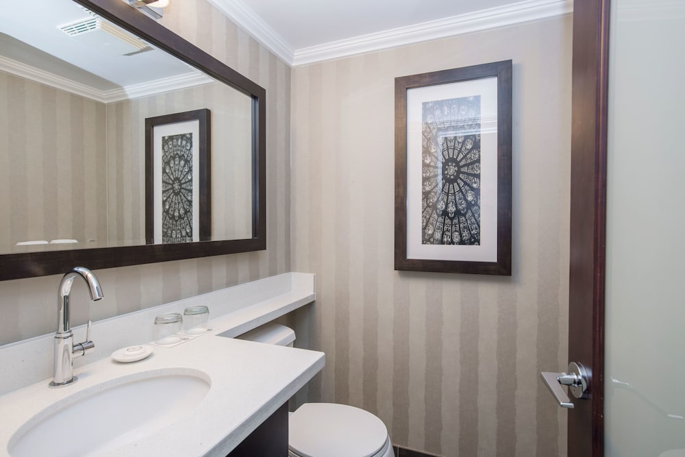 La Grande Residence at the Sutton Place Hotel 11/45