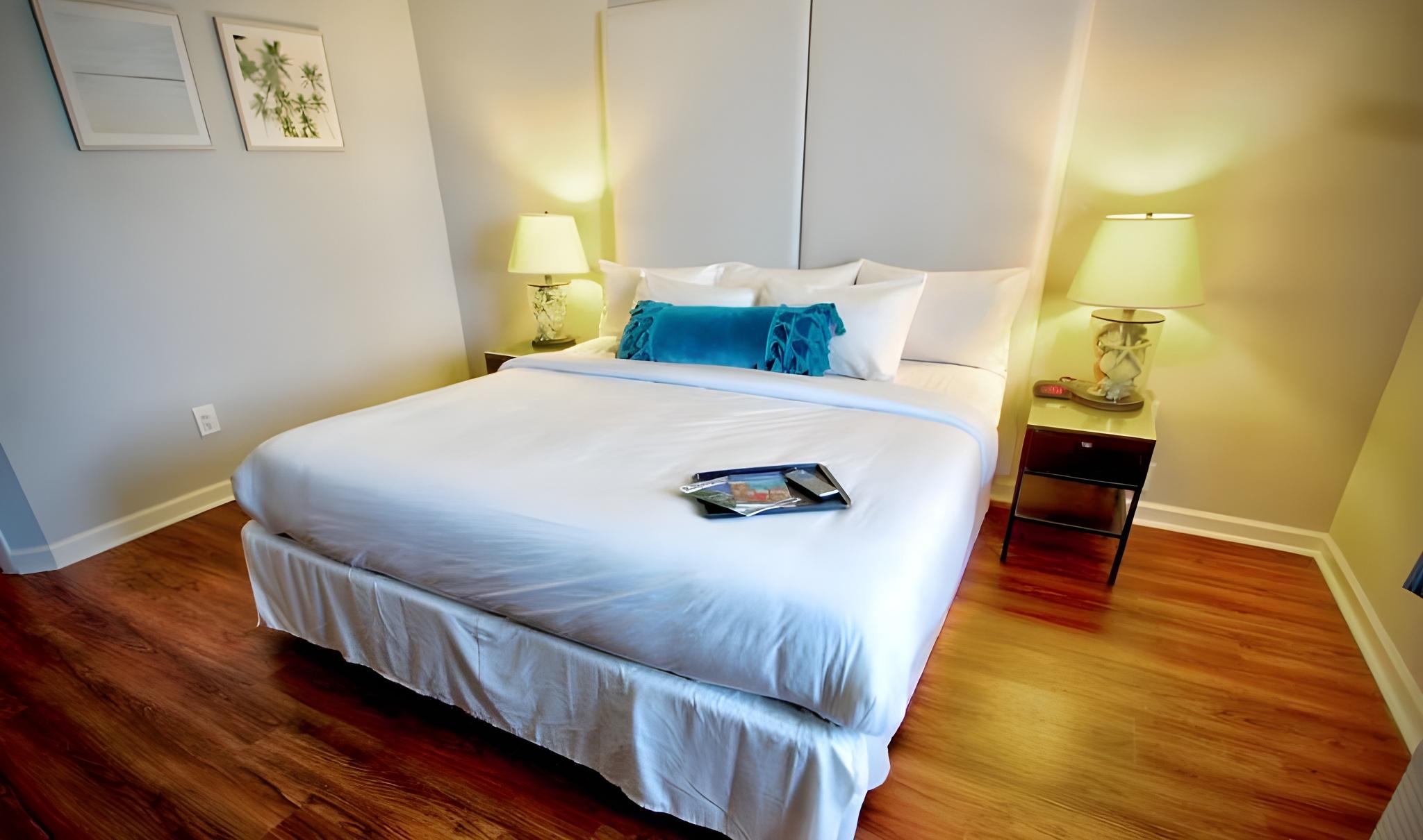 Suite, King Bed, City Side, Accessible