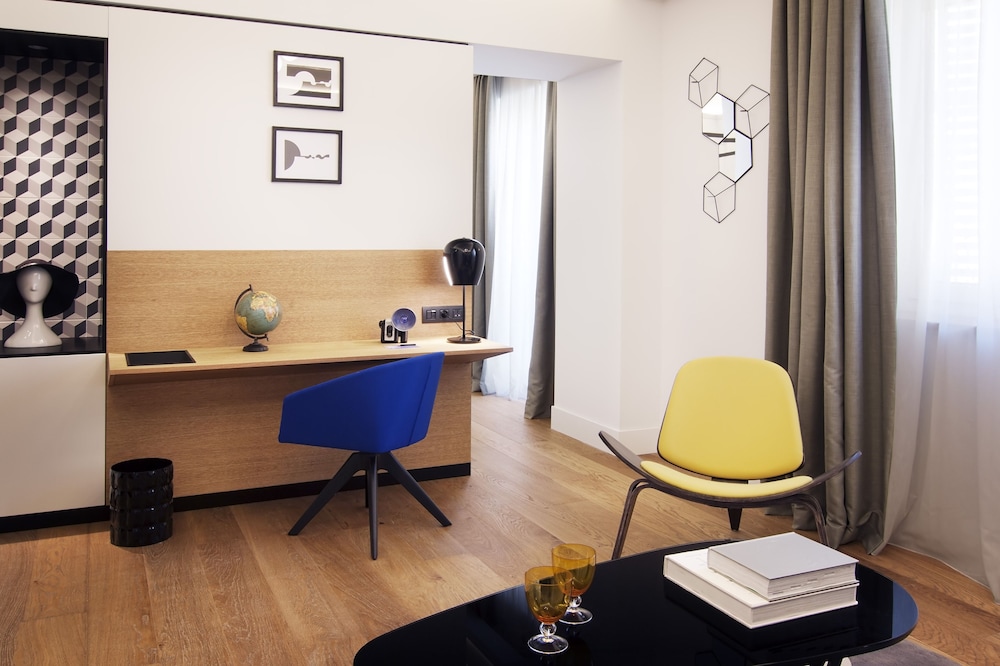 Hotel One Shot Reina Victoria 40/50