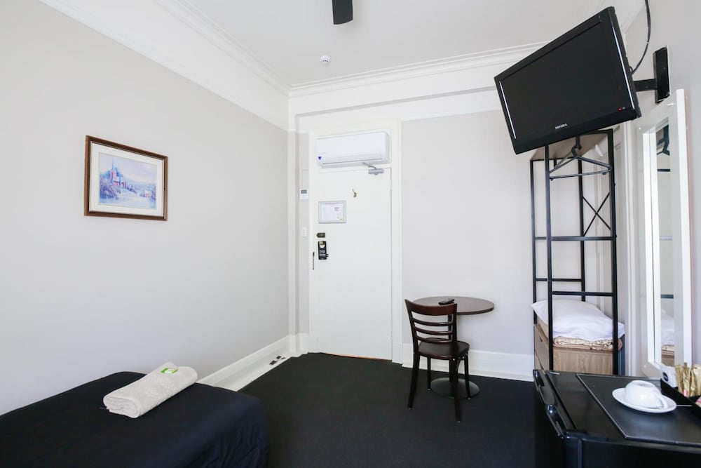 HOTEL GOSFORD 46/64