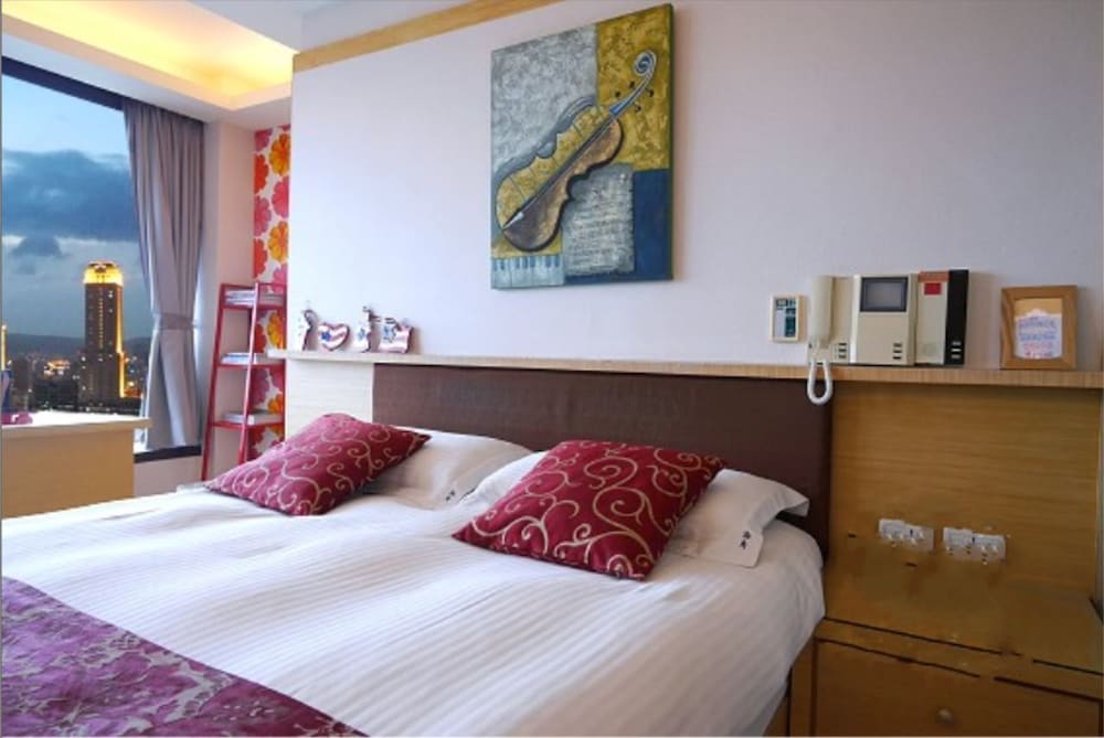 ROOM, DOUBLE BED, STREET VIEW