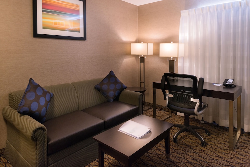 Holiday Inn Express Hotel Suites Pasadena Colorado Boulevard 54/59