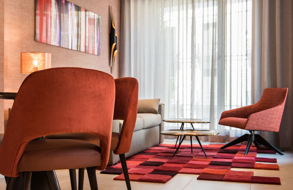 The Garden Suites 33/42