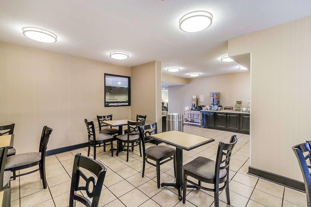 Quality Inn Savannah I 95 30/41