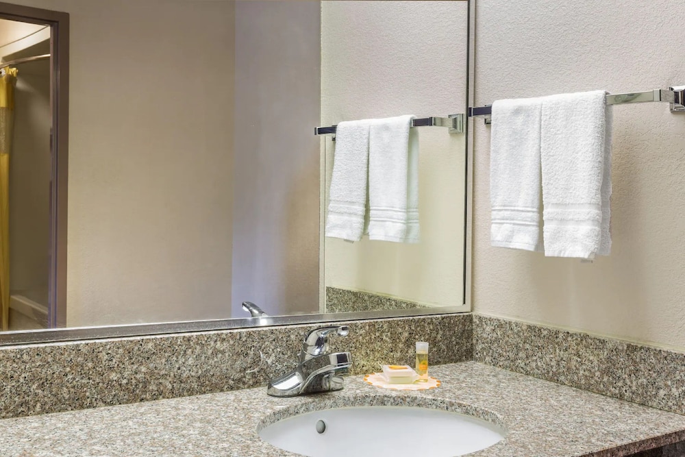 Days Inn By Wyndham Panama City/Callaway 17/26