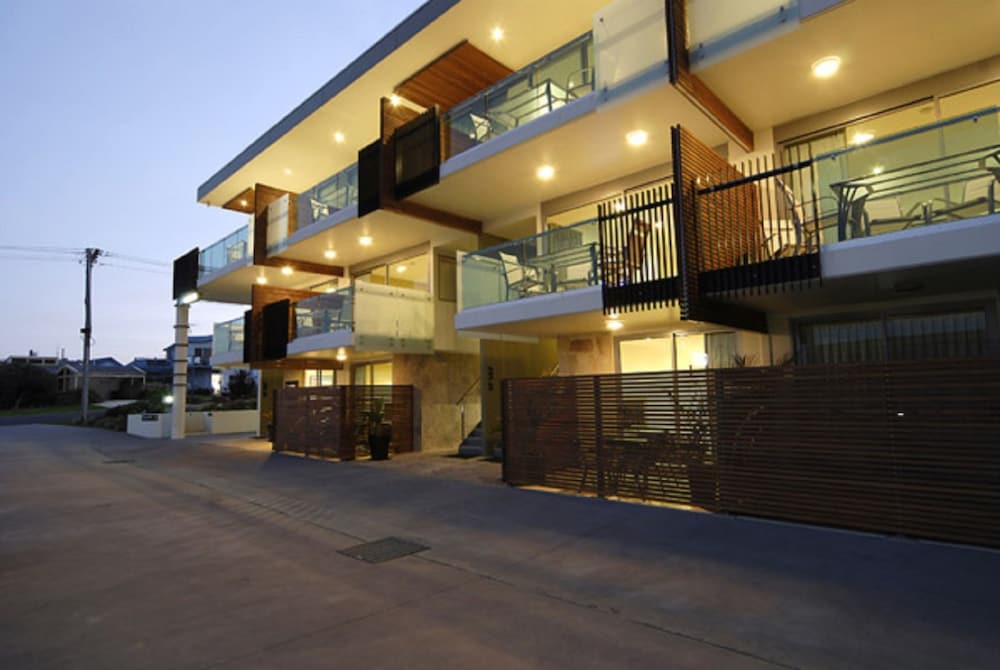 The Dolphin Apartments 63/69
