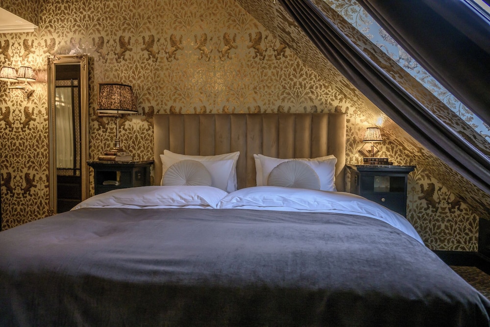 JUNIOR SUITE, KING BED