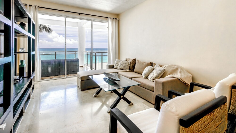 WATERMARK LUXURY OCEANFRONT ALL SUITE HOTEL 44/56