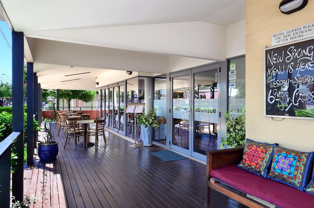 BERRY VILLAGE BOUTIQUE MOTEL 29/49
